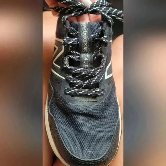 NEW BALANCE 410 v8 Trail Running Shoes BLK & WHITE Womens Size 6.5 - Picture 5 of 13